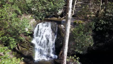 extracción aérea de cascada escondida en las montañas