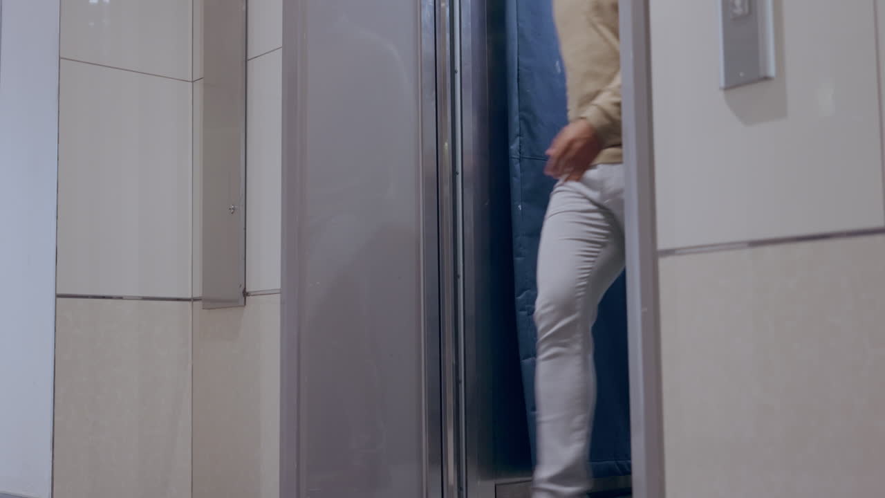 caminando, la oficina y las personas de negocios de un trabajo