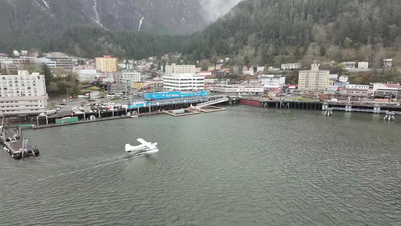 Udsigt fra krydstogtskibs balkon over Ketchikan, Alaskas kystlinje, navigation til krydstogtshavnen.