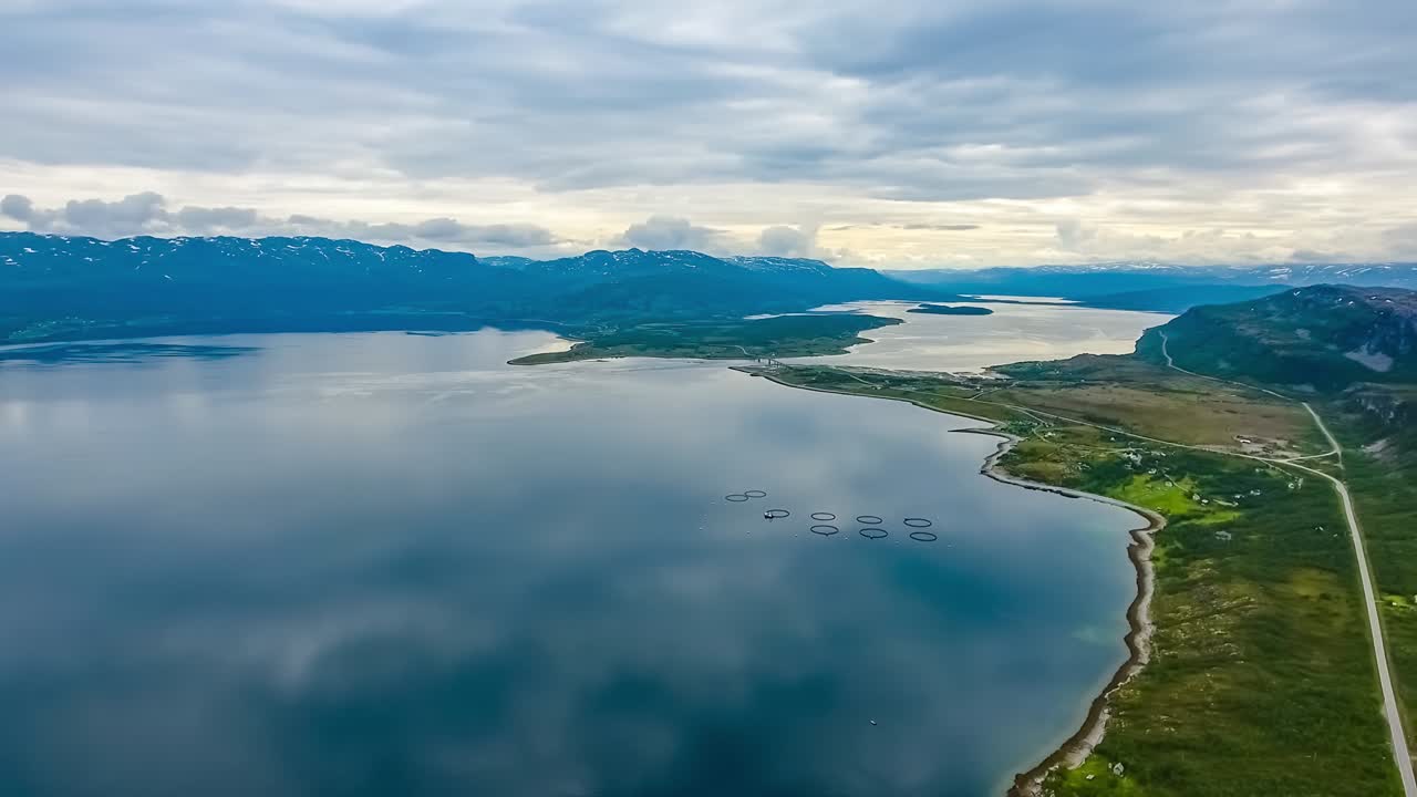 노르웨이에서 연어  ⁇ 시를 하는 공중 촬영