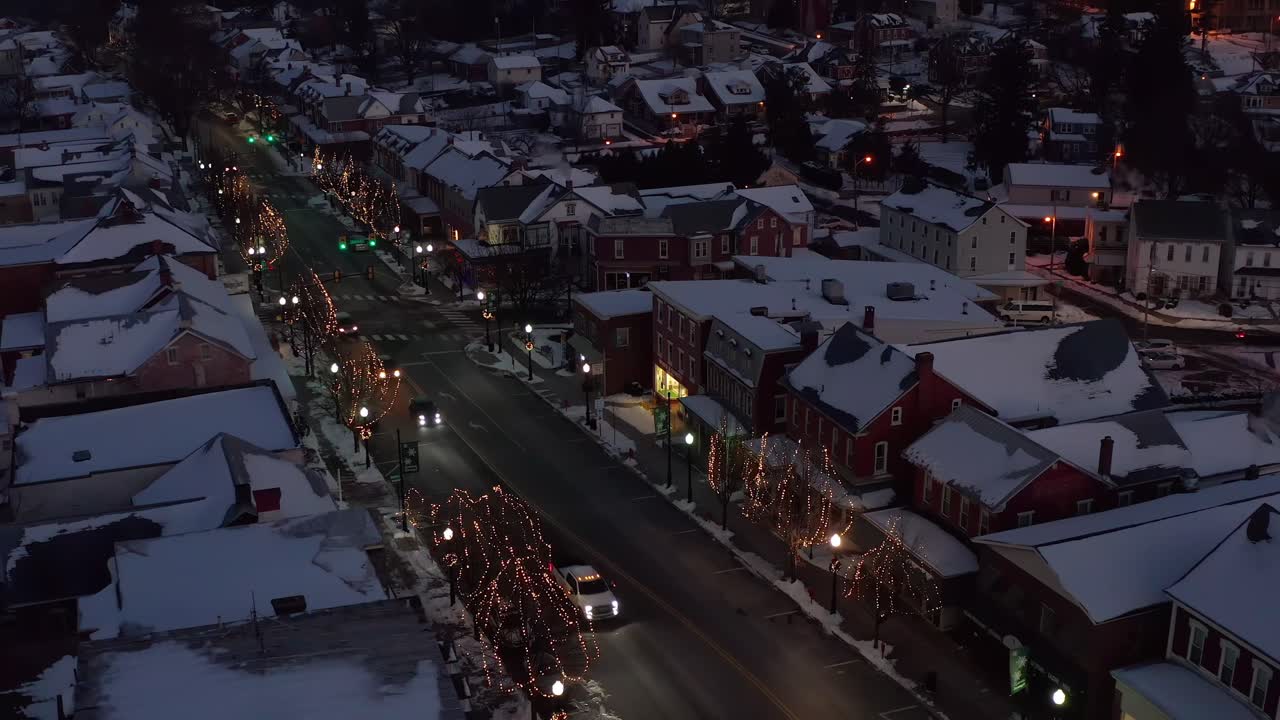 밤에 시내를 가로지르는 자동차, 트럭, 교통