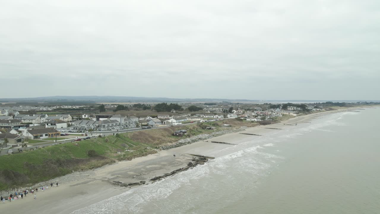 Vista panoramica della città e della spiaggia di Rosslare nella contea di Wexford, Irlanda - ripresa con drone.