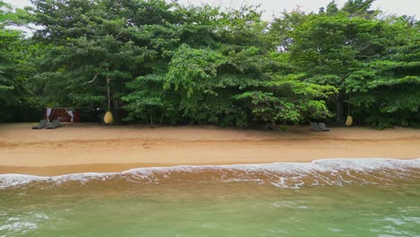 vista lateral baja desde el complejo de sunny beach en prince island, são tomé, áfrica