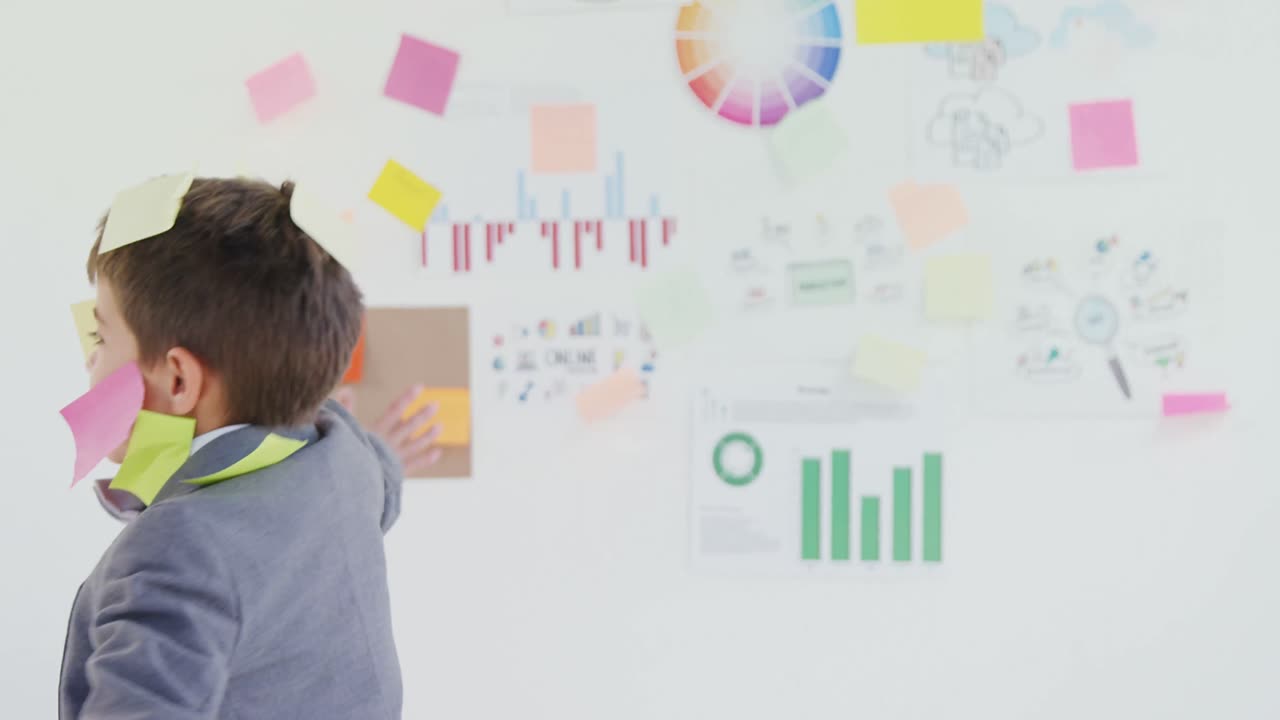 niño bailando con notas pegadas por todo su cuerpo 4k