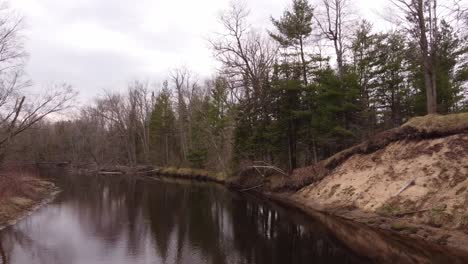 Río-Muskegon,-Leota,-Michigan,-Ee.uu.---Crucero-Por-El-Río-Muskegon-Con-Reflejos-De-La-Naturaleza-En-Aguas-Tranquilas---Plano-Medio