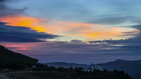 Lapso-De-Tiempo-De-Paisajes-Nubosos-De-Puesta-De-Sol-Naranja-En-Marruecos