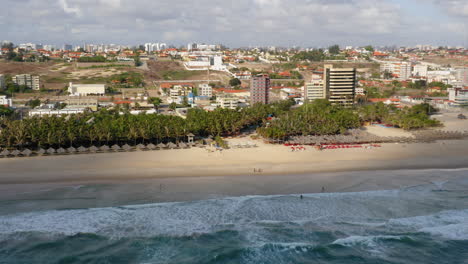 Luftaufnahme-Des-Strandes,-Der-Palmen-Und-Der-Umliegenden-Stadt,-Praia-Do-Futuro,-Ceara,-Brasilien