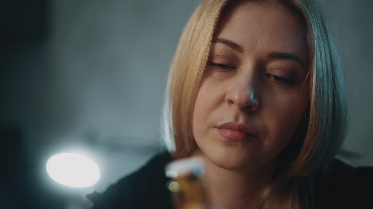 dama pensativa mira con el sospechoso en la botella de drogas en la habitación