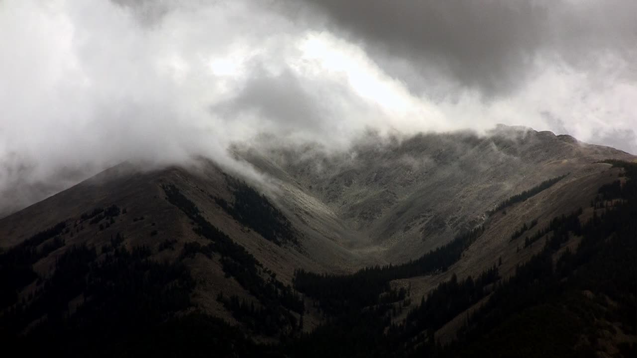 안개가 산봉우리를 통과합니다.
