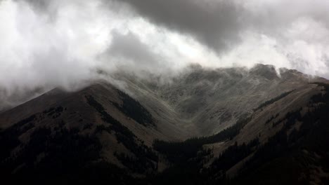 La-Niebla-Pasa-A-Través-De-Los-Picos-De-Las-Montañas