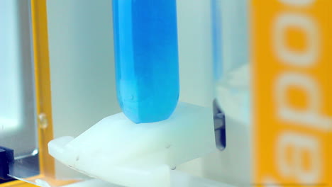 Reacción-Química.-Investigación-De-Laboratorio.-Líquido-Azul-Arremolinándose-En-Un-Matraz-De-Laboratorio.