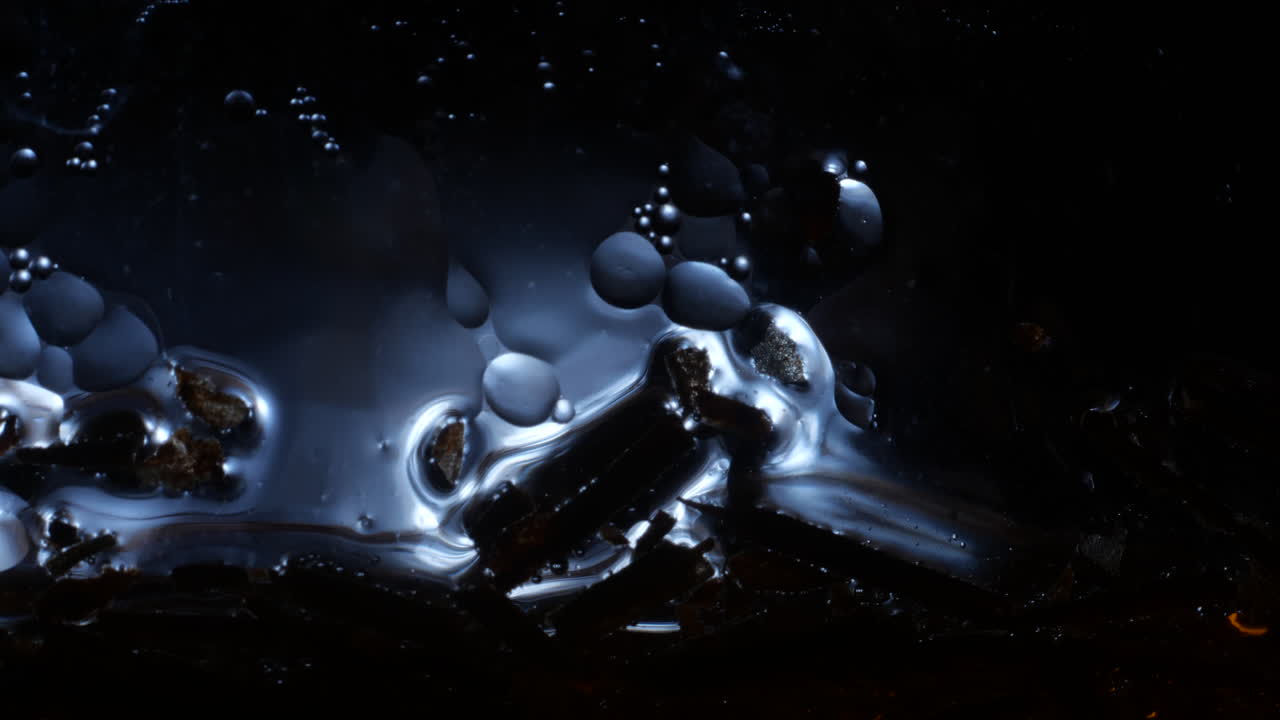 얼음 차가운 액체와 세포 같은 기름 거품이 천천히 움직입니다.