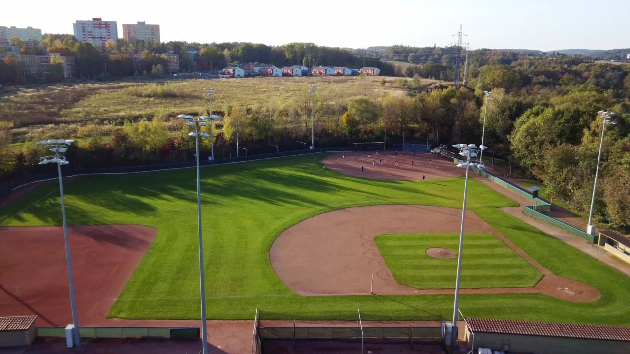 Arrows Park Ostrava con un gruppo di giocatori di baseball che si allenano per un torneo a Ostrava, Repubblica Ceca. - Ripresa aerea.