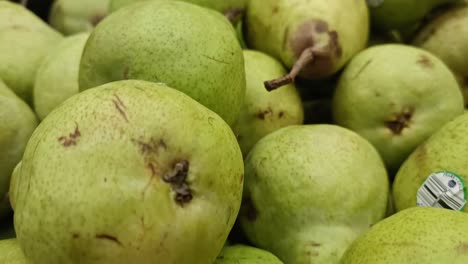 Green-pears-on-a-shelf-for-sale-at-a-supermarket