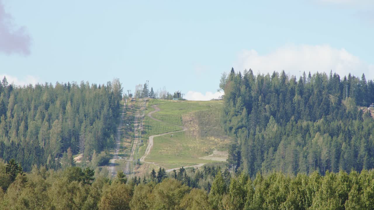 핀란드 이위베스퀼레의 스키 슬로프 풍경으로 잘린 숲