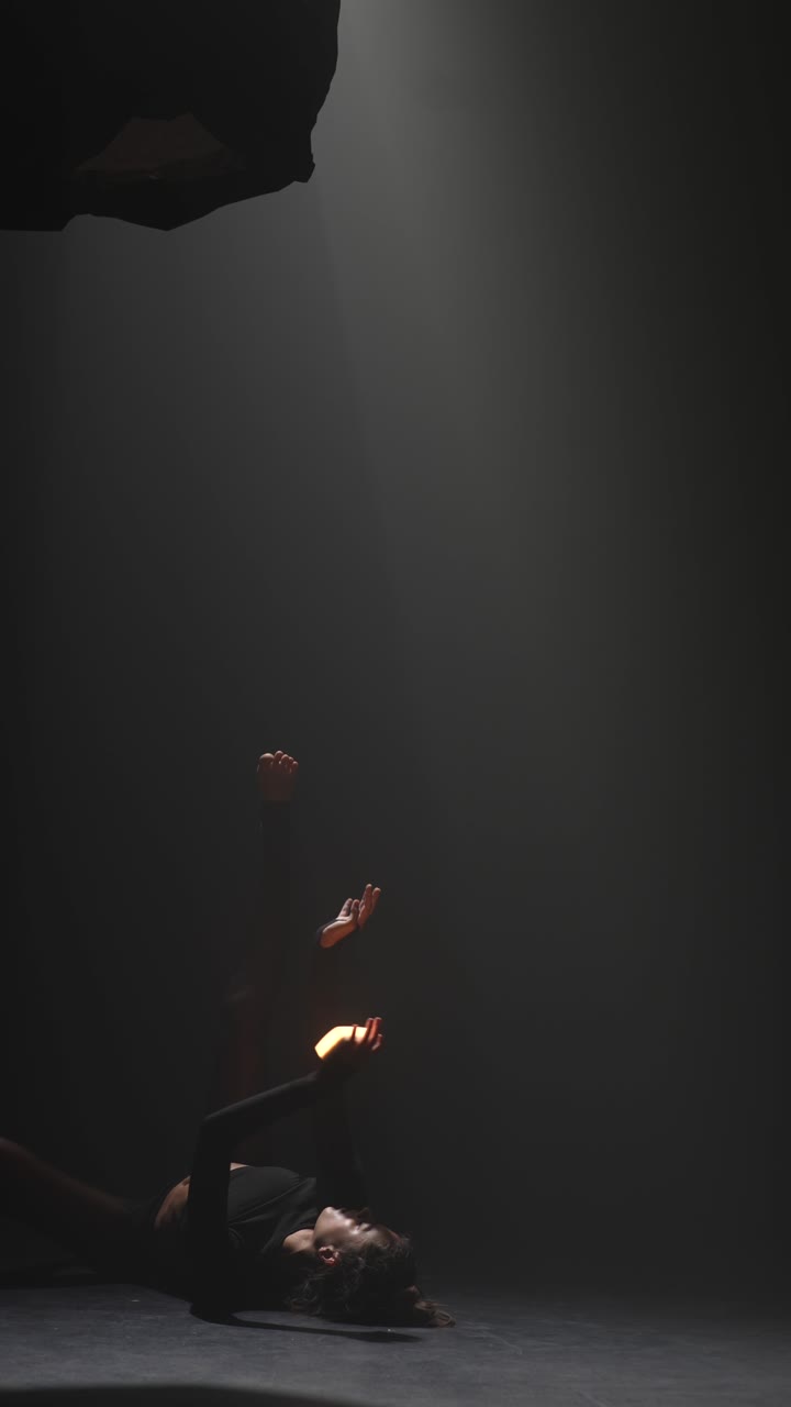 actuación de danza contemporánea en un estudio oscuro