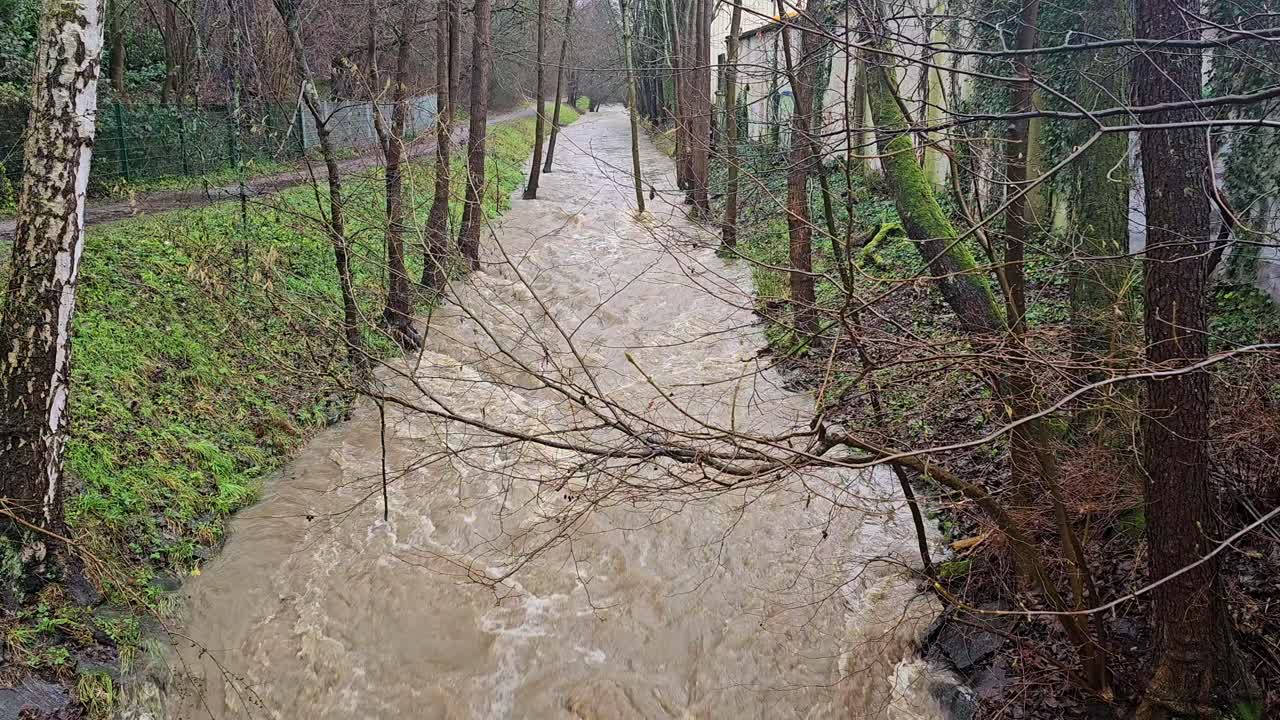 재난 홍수 및 비가 내린 후의 물 흐름