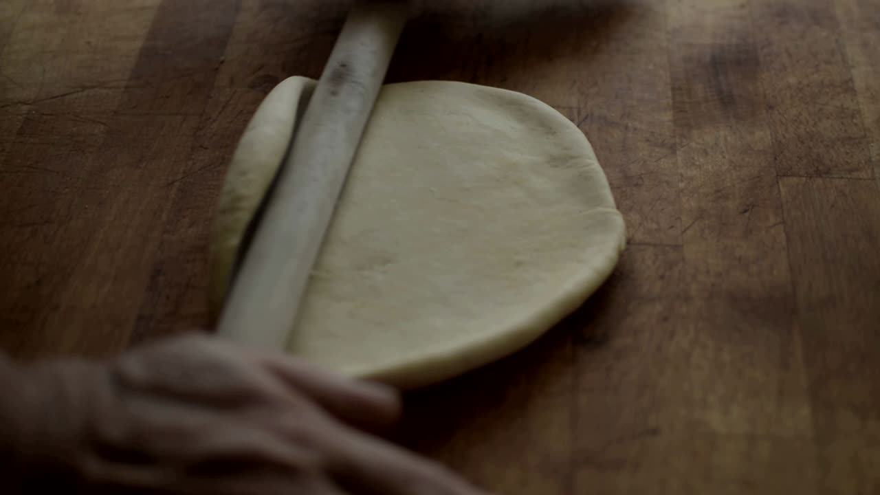 mujer italiana haciendo pasta, desde la masa hasta la "hoja plana" de lado