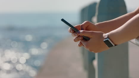 Nahaufnahme-Der-Hände-Einer-Frau,-Die-Mit-Dem-Smartphone-Ein-Foto-Von-Der-Wunderschönen-Küste-Macht-Und-Ihre-Sommerferien-In-Den-Sozialen-Medien-Teilt