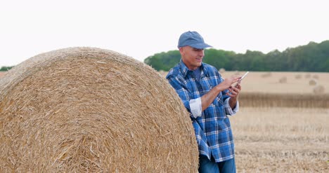 Agricultor-Moderno-Con-Tableta-Digital-16