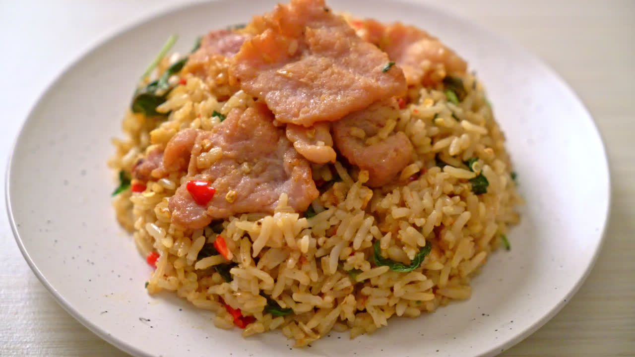 nasi goreng dengan kemangi Thailand dan babi - gaya makanan Thailand