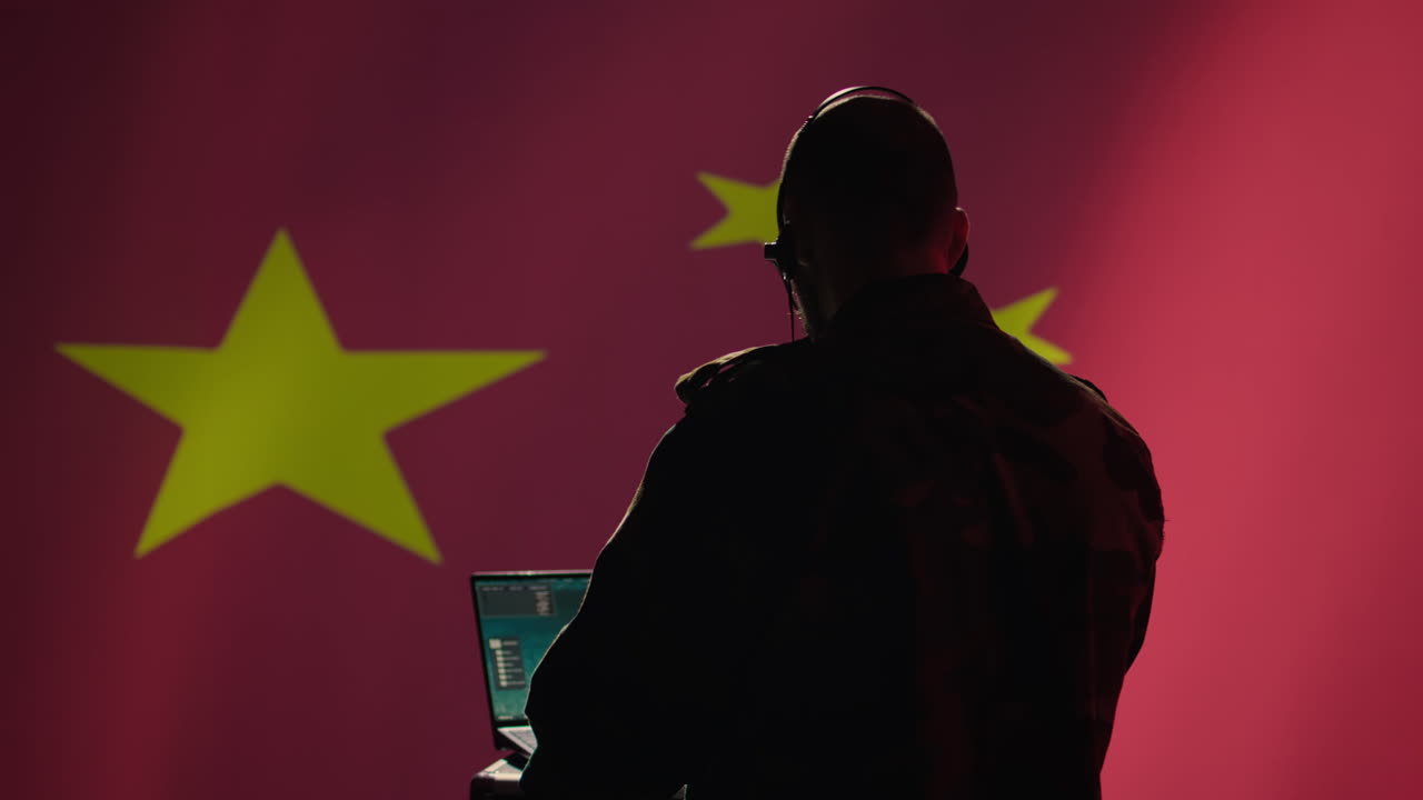 Dispatcher militar do exército chinês olhando para a transmissão de vigilância