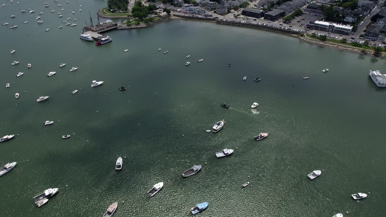 стоящие на якоре лодки и городской пейзаж плимута, солнечный летний день в сша - наклонная антенна