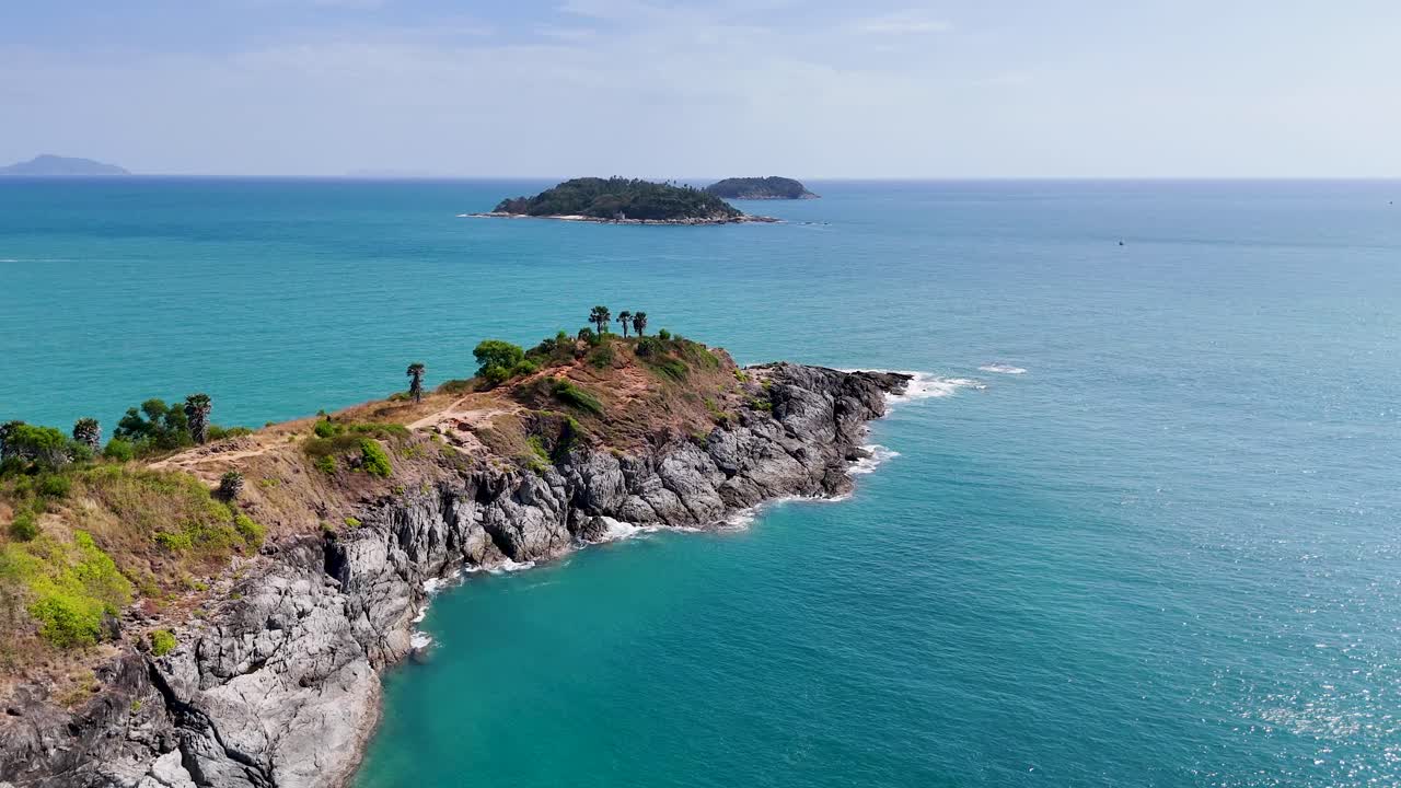 드론 영상은 태국 푸켓에 있는 프롬테프 케이프의 놀라운 해안선을 포착합니다. 활기차고 푸르키즈색 물과 거친 절벽을 보여줍니다.