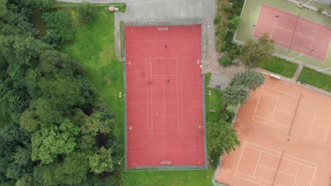 tiro de drone de campo de fútbol de tierra batida, instalaciones deportivas al aire libre
