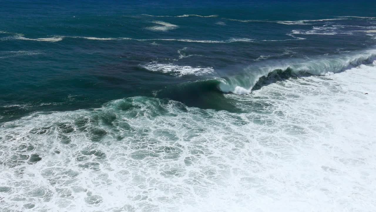 las poderosas olas del océano