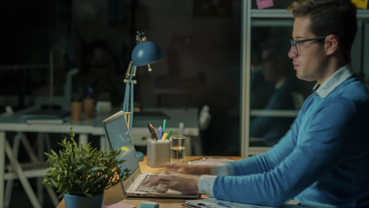 Forretningsmand arbejder sent på kontoret