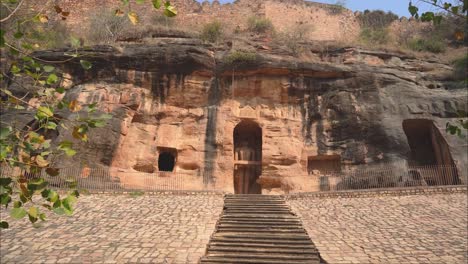 Alte-Jain-Skulpturen-Und-Aus-Felsen-Gehauene-Höhlen-Im-Gopachal-Parwat-Der-Festung-Gwalior,-Madhya-Pradesh,-Indien