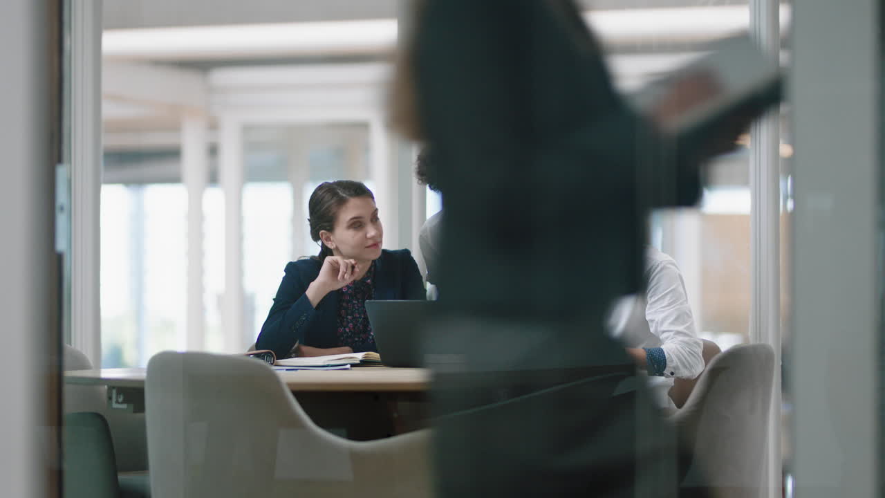 비즈니스 팀 리더 여성 훈련 인턴들이 노트북 컴퓨터를 사용하여 화면을 가리키고 창의적인 아이디어를 공유하고 동료들을 도와 프로젝트 팀워크를 현대적인 사무실 4k에서 논의합니다.