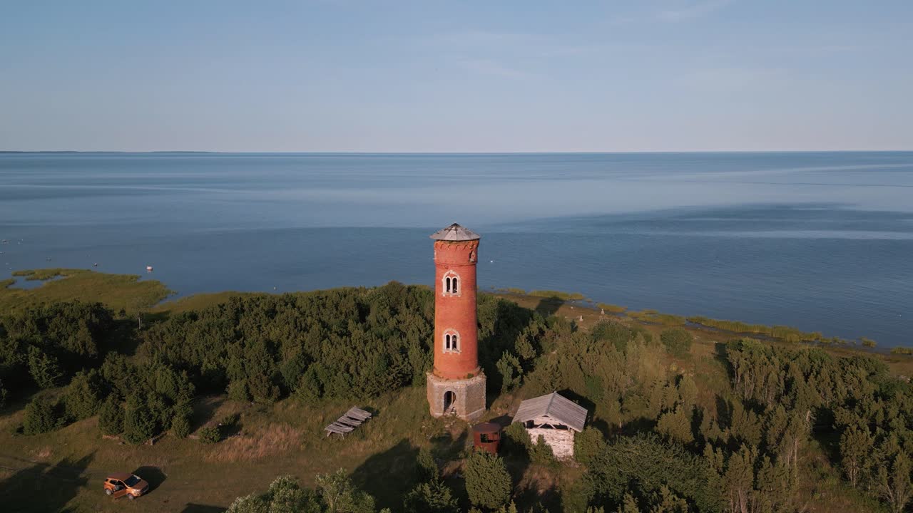 vuelo rápido a la ventana en un antiguo faro de lugar perdido - costa del mar báltico - estonia en europa - sobrevuelo de helicóptero natural que establece tiro verano 2022 - vista de pájaro