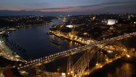 Toma-De-Drone-Al-Atardecer-De-Un-Hermoso-Paisaje-Urbano-De-Río-En-Porto,-Portugal