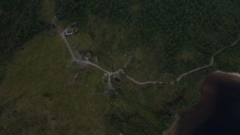 toma aérea de hermosas granjas históricas y graneros que salpican el campo de la región de telemark en noruega