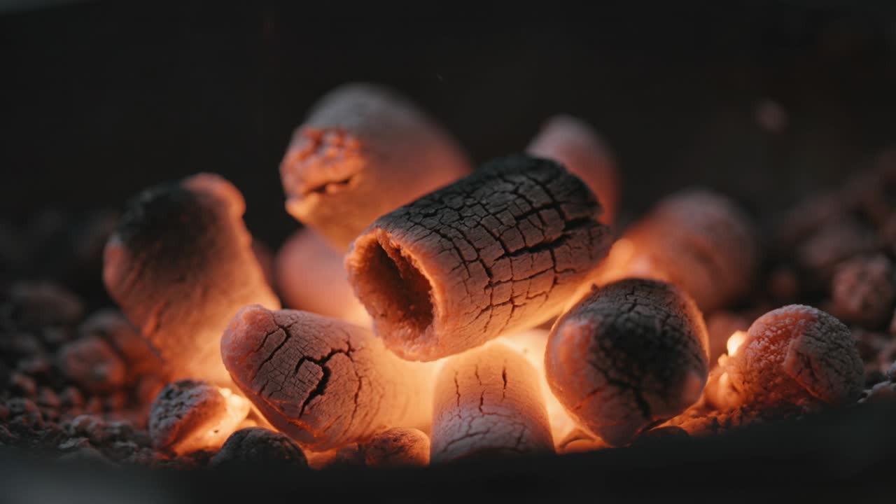 Primo piano di bricchette di carbone incandescenti.