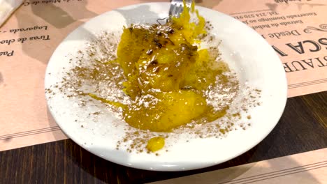 Postre-Con-Huevo-Y-Azúcar,-Una-Delicia-Muy-Típica-En-Portugal.