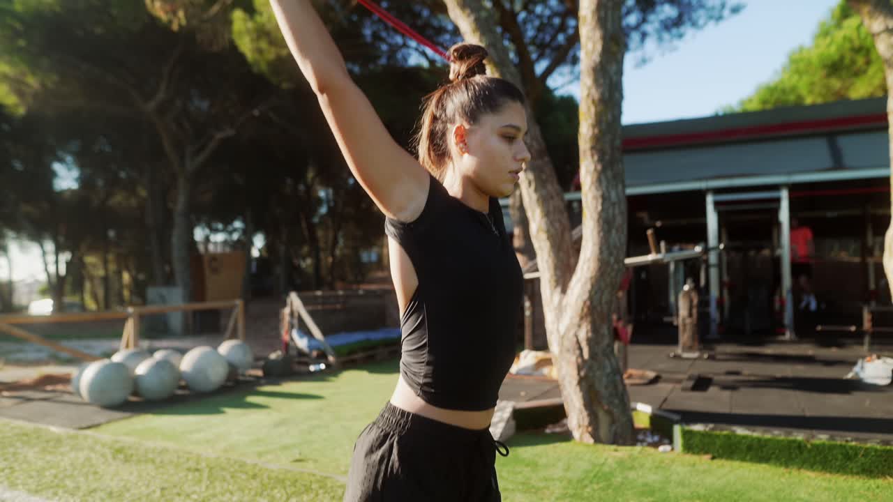 mujer haciendo ejercicio con banda de resistencia al aire libre