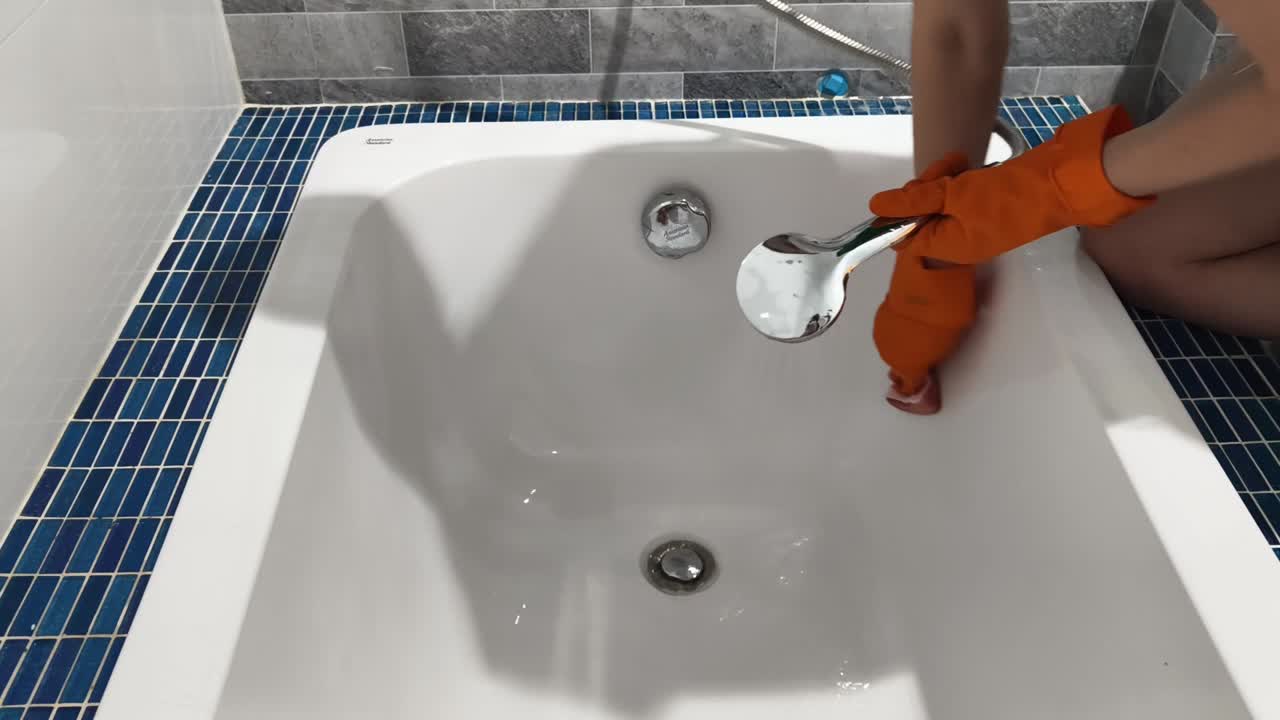 Cleaning a bathtub