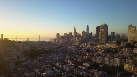 Panorámica-Aérea-Que-Revela-El-Centro-De-San-Francisco-Durante-El-Amanecer---4k