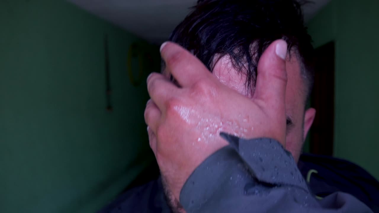 폭우 동안 갈색 눈을 가진 남자