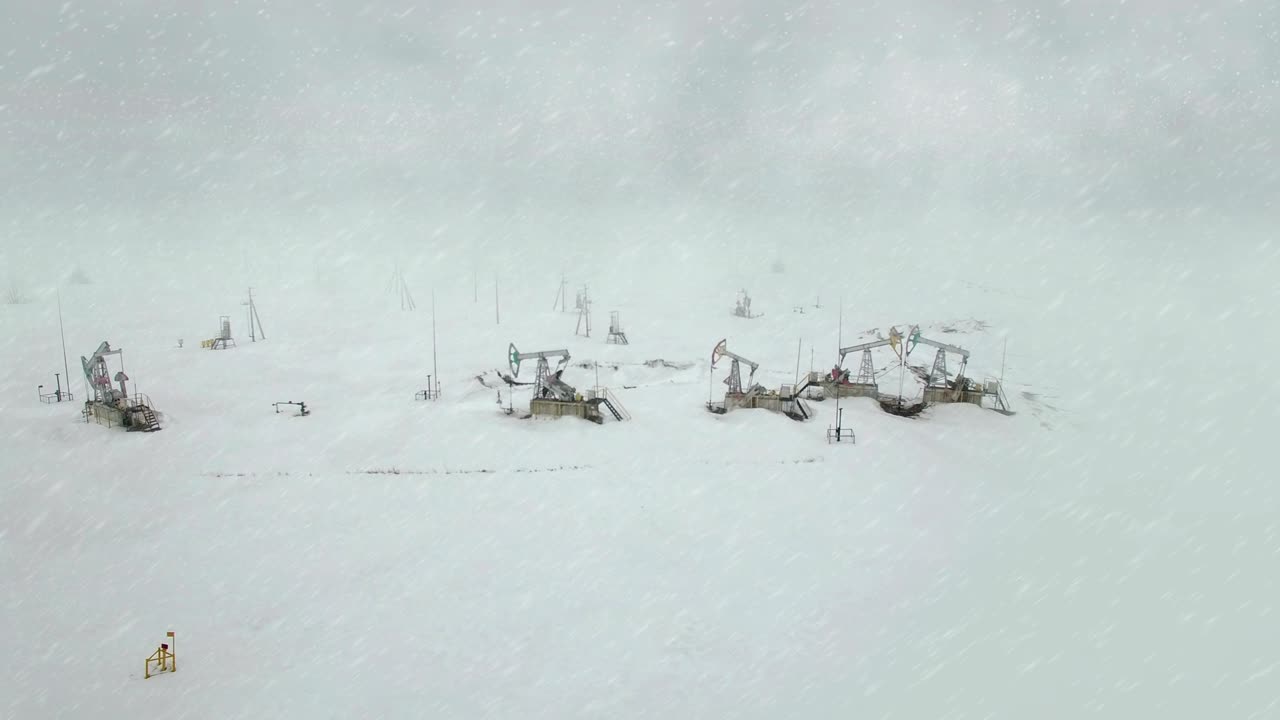 석유 및 가스 산업 프: 석유 현장에서 석유 프 잭의 작업: 북극, 극, 북부, 서쪽, 시베리아, 눈,, 눈보라, 안개, 연기, 공중