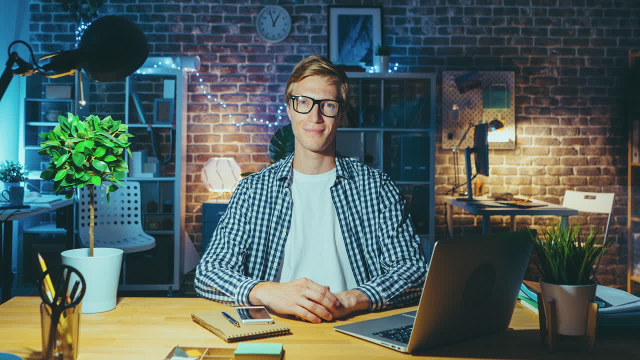 가정 사무실에서 늦은 밤까지 일하는 남자