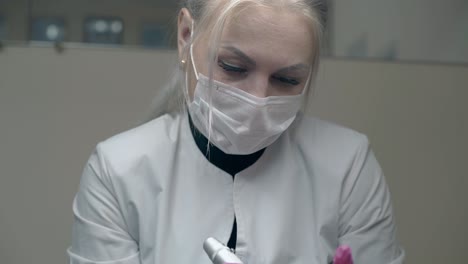 trabajador experimentado de salón de belleza colores de cejas en negro