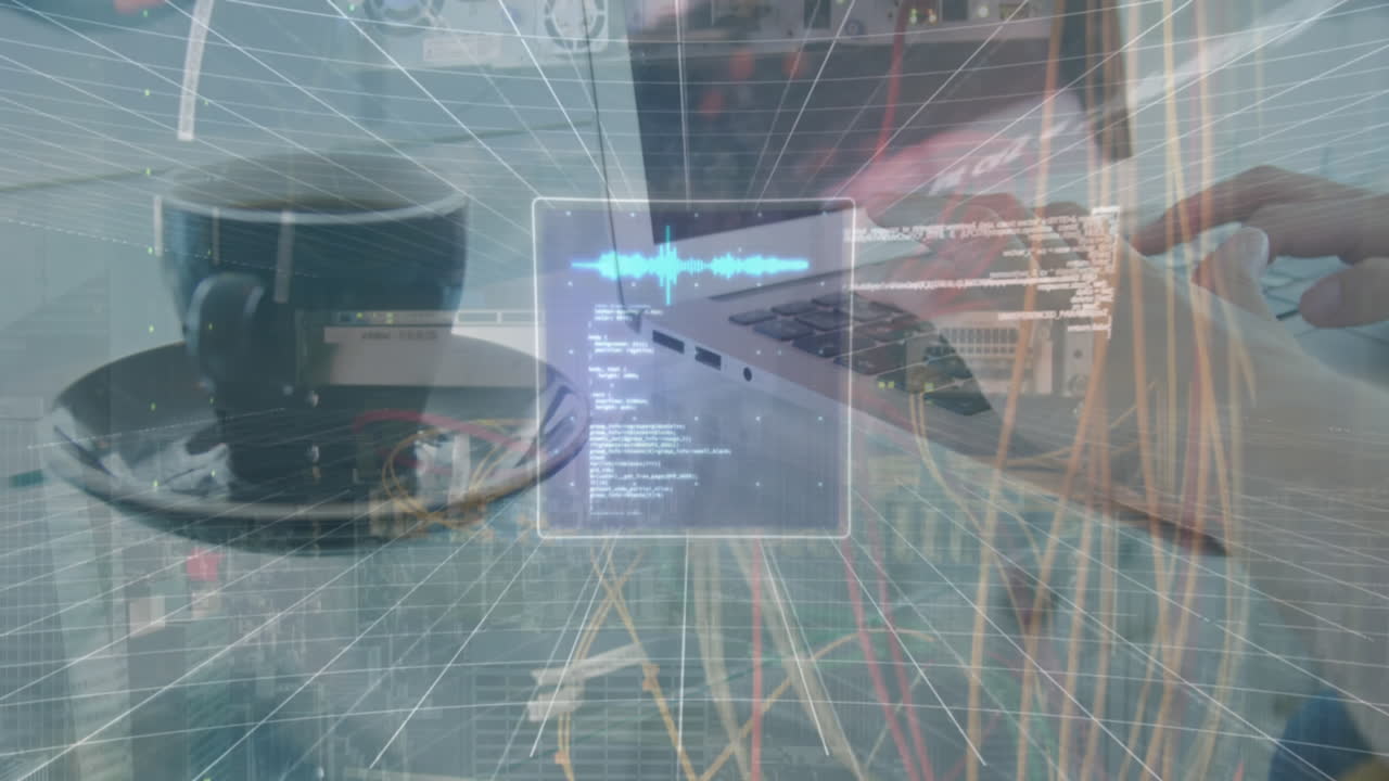 animación del procesamiento de datos financieros sobre una mujer usando una computadora portátil