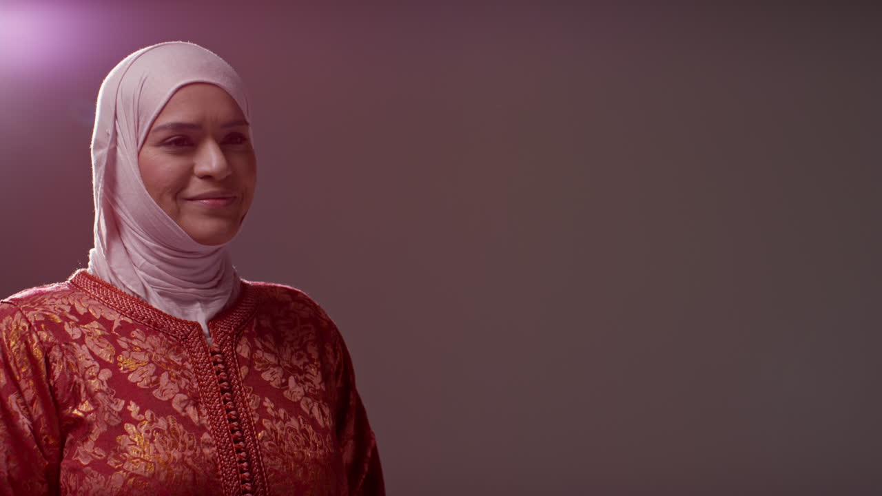 retrato de estudio de una mujer musulmana sonriente con hijab contra un fondo sencillo 6