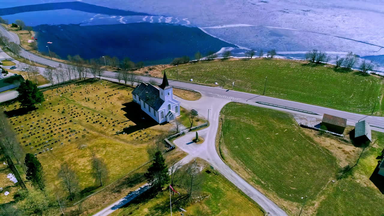 계곡에 있는 교회의 종탑