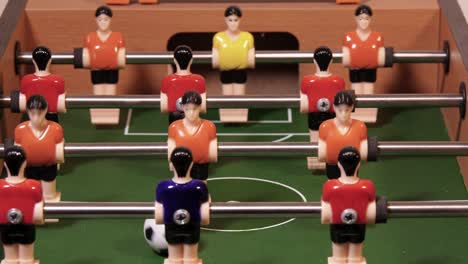 jugando al fútbol en la mesa de juego