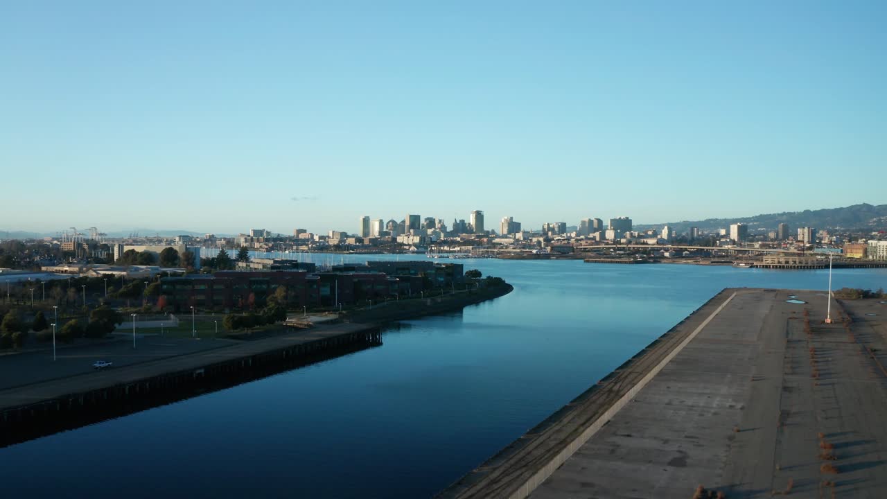 만 옆의 아름다운 도시와 황금빛 햇살이 도시를 비춥니다